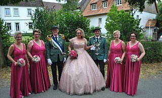 Feiern in Ottenhausen (v.l.): Kathrin Unruhe, Kathrin Hasse, Oberst Ferdinand Lüke, Königspaar Monika und Holger Peter, Nadine Müller sowie Andrea Tracht. - Lennart Schlütz Feiern in Ottenhausen (v.l.): Kathrin Unruhe, Kathrin Hasse, Oberst Ferdinand Lüke, Königspaar Monika und Holger Peter, Nadine Müller sowie Andrea Tracht. - Lennart Schlütz