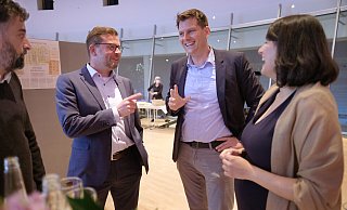 Die SPD-Kandidatin Elvan Korkmaz-Emre in der Wahllobby im Kreishaus: Während ihr Kontrahent von der CDU, Ralph Brinkhaus sich freuen kann, muss sie um den Einzug zittern. - Andreas Frücht Die SPD-Kandidatin Elvan Korkmaz-Emre in der Wahllobby im Kreishaus: Während ihr Kontrahent von der CDU, Ralph Brinkhaus sich freuen kann, muss sie um den Einzug zittern. - Andreas Frücht