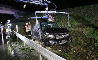Das Unfallfahrzeug musste von den Einsatzkräften der Feuerwehr geborgen werden. - Andreas Eickhoff Das Unfallfahrzeug musste von den Einsatzkräften der Feuerwehr geborgen werden. - Andreas Eickhoff