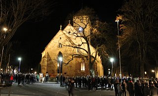 Hunderte strömen am Dienstagabend zum ökumenischen Gedenkgottesdienst in der Volkmarser Marienkirche. - Manuela Puls Hunderte strömen am Dienstagabend zum ökumenischen Gedenkgottesdienst in der Volkmarser Marienkirche. - Manuela Puls
