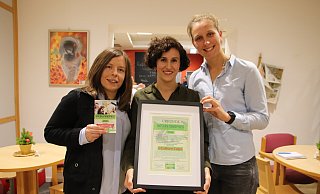 Julia Sellenriek (l.) und Alice Ruhnau (r., beide vom Kreissportbund Herford) mit Öznur Özen (Diakonisches Werk). Sie sind die Preisträger des ersten Integrationspreises. - Susanne Blersch Julia Sellenriek (l.) und Alice Ruhnau (r., beide vom Kreissportbund Herford) mit Öznur Özen (Diakonisches Werk). Sie sind die Preisträger des ersten Integrationspreises. - Susanne Blersch