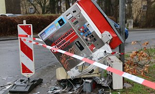 Im Zigarettenautomat waren sowohl Geld als auch Zigaretten noch vorhanden. - Claus Frickemeier Im Zigarettenautomat waren sowohl Geld als auch Zigaretten noch vorhanden. - Claus Frickemeier