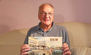 Weckt Erinnerungen beim heute 77-jährigen Hans Schneider, ein originaler Prospekt der DKW F 91 Sonderklasse aus den frühen 1950er Jahren, in dem auch sein ehemaliges Cabriolet beschrieben wird. - Jörg Militzer Weckt Erinnerungen beim heute 77-jährigen Hans Schneider, ein originaler Prospekt der DKW F 91 Sonderklasse aus den frühen 1950er Jahren, in dem auch sein ehemaliges Cabriolet beschrieben wird. - Jörg Militzer