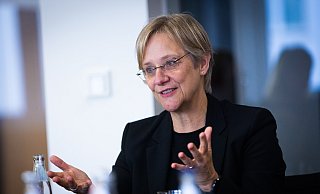 Ganz leere Hände hat die Bielefelder Uni-Rektorin Angelika Epple zwar nicht, aber die Etatkürzungen setzen ihr auch persönlich zu, sagt sie im Exklusivinterview mit dieser Redaktion. - Mike-Dennis Mueller / www.mdm.photo Ganz leere Hände hat die Bielefelder Uni-Rektorin Angelika Epple zwar nicht, aber die Etatkürzungen setzen ihr auch persönlich zu, sagt sie im Exklusivinterview mit dieser Redaktion. - Mike-Dennis Mueller / www.mdm.photo