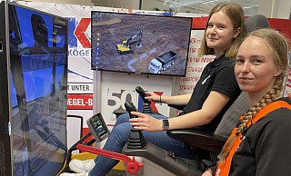 Baggern fürs Bauen: Marie Pratsch probiert unter der Anleitung von Julia Schumacher, Azubi im Unternehmen Kögel, einmal aus, was man mit so einer Baumaschine machen kann, die hier von einem Computer gesteuert wird. - Elke Niedringhaus-Haasper Baggern fürs Bauen: Marie Pratsch probiert unter der Anleitung von Julia Schumacher, Azubi im Unternehmen Kögel, einmal aus, was man mit so einer Baumaschine machen kann, die hier von einem Computer gesteuert wird. - Elke Niedringhaus-Haasper