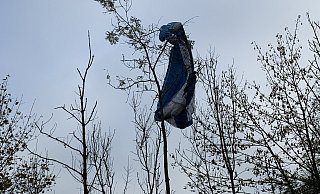 Der Schirm einer Paragliderin hängt in einer Baumkrone bei Höxter. Die Frau blieb nach dem Start in 20 Metern Höhe hängen. - Feuerwehr Höxter Der Schirm einer Paragliderin hängt in einer Baumkrone bei Höxter. Die Frau blieb nach dem Start in 20 Metern Höhe hängen. - Feuerwehr Höxter