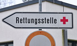Eltern müssen teils stundenlang in den Notaufnahmen sitzen oder kranke Kinder auf Krankenhausfluren übernachten. - Patrick Pleul/dpa Eltern müssen teils stundenlang in den Notaufnahmen sitzen oder kranke Kinder auf Krankenhausfluren übernachten. - Patrick Pleul/dpa