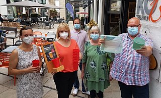Umweltberaterin Christina Krengel (v.l.), Silvia Becker (Verkaufsleitung Bäckerei Lange), Citymanager Heiko Appelbaum, Umweltberaterin Anke Reimer und KÖ13-Betreiber Mario Voss werben für "Essen in Mehrweg". - Birger Berbüsse Umweltberaterin Christina Krengel (v.l.), Silvia Becker (Verkaufsleitung Bäckerei Lange), Citymanager Heiko Appelbaum, Umweltberaterin Anke Reimer und KÖ13-Betreiber Mario Voss werben für "Essen in Mehrweg". - Birger Berbüsse