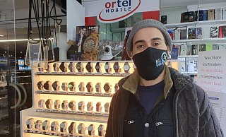 Im Jahnplatz-Form wartet Ali Kojie auf Kundschaft. Der Uhrmacher hat als einziger in der Passage sein Geschäft geöffnet. - Heidi Hagen-Pekdemir Im Jahnplatz-Form wartet Ali Kojie auf Kundschaft. Der Uhrmacher hat als einziger in der Passage sein Geschäft geöffnet. - Heidi Hagen-Pekdemir