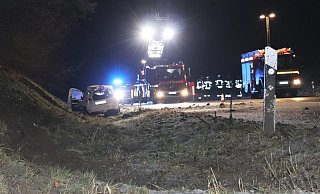 Der Toyata überschlug sich, kam aber auf den Rädern zum Stehen. - Polizei Höxter Der Toyata überschlug sich, kam aber auf den Rädern zum Stehen. - Polizei Höxter