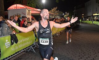 Beim 11. Verler Citylauf - dem größten Volkslauf im Kreis Gütersloh - werden gleich vier neue Streckenrekorde aufgestellt. 2.202 Läufer sind an den Start gegangen. - Jens Dünhölter Beim 11. Verler Citylauf - dem größten Volkslauf im Kreis Gütersloh - werden gleich vier neue Streckenrekorde aufgestellt. 2.202 Läufer sind an den Start gegangen. - Jens Dünhölter