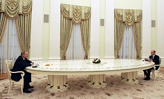 Am großen Tisch: Bundeskanzler Olaf Scholz (r.) und der russische Präsident Wladimir Putin. - AFP Am großen Tisch: Bundeskanzler Olaf Scholz (r.) und der russische Präsident Wladimir Putin. - AFP