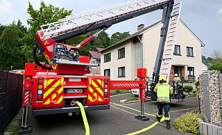 Durch einen Brand auf dem Spitzboden eines Zweifamilien-Wohnhauses in Bad Lippspringe wurden insgesamt drei Menschen verletzt. - Ralph Meyer Durch einen Brand auf dem Spitzboden eines Zweifamilien-Wohnhauses in Bad Lippspringe wurden insgesamt drei Menschen verletzt. - Ralph Meyer