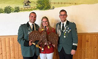 Der neue Natinger Schützenkönig Moritz Kuschel (v. l.) mit seiner Königin Katja Tewes und dem Oberst Tobias Tewes. - auwi/Schützen Der neue Natinger Schützenkönig Moritz Kuschel (v. l.) mit seiner Königin Katja Tewes und dem Oberst Tobias Tewes. - auwi/Schützen