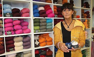 Jutta Wehmeyer hat das Wollgeschäft in der Löhner Innenstadt übernommen. Seit Oktober führt sie den Laden mit dem Namen "Selfmadejunkie by Lana Moda". - Anthea Moschner Jutta Wehmeyer hat das Wollgeschäft in der Löhner Innenstadt übernommen. Seit Oktober führt sie den Laden mit dem Namen "Selfmadejunkie by Lana Moda". - Anthea Moschner