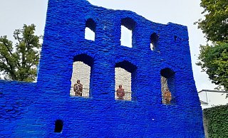 Die Blaue Burg ist aktuell wohl das meistfotografierte Objekt in Bad Lippspringe. Auch die weltbekannten Trash People schauen aus dem Innenhof. Dennoch gibt es auch Kritik an der Kunstaktion von HA Schult. - Uwe Müller Die Blaue Burg ist aktuell wohl das meistfotografierte Objekt in Bad Lippspringe. Auch die weltbekannten Trash People schauen aus dem Innenhof. Dennoch gibt es auch Kritik an der Kunstaktion von HA Schult. - Uwe Müller