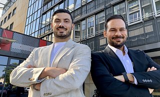 Die Nachhilfe-Helden" Bulut Alkis (33, l., studierter Bauingenieur) und Mert Tumay (32, studierter Betriebswirt) vor ihrer neuen Zentrale in Sieker am East End Tower. - Ivonne Michel Die Nachhilfe-Helden" Bulut Alkis (33, l., studierter Bauingenieur) und Mert Tumay (32, studierter Betriebswirt) vor ihrer neuen Zentrale in Sieker am East End Tower. - Ivonne Michel
