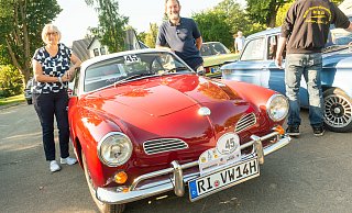 Irmgard und Rainer Diet lieben ihren „Hausfrauenporsche“ in Brombeerrot und mit 40 PS unter der Haube. Fotos: Ralf Bittner - Ralf Bittner Irmgard und Rainer Diet lieben ihren „Hausfrauenporsche“ in Brombeerrot und mit 40 PS unter der Haube. Fotos: Ralf Bittner - Ralf Bittner
