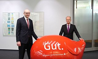 Ihre Kunden setzen weiterhin aufs Sparen: Matthias Paschke (l.) und Rainer Janke, die Vorstände der Sparkasse Bad Oeynhausen-Porta Westfalica. - Malte Schildan, Sparkasse BOPW Ihre Kunden setzen weiterhin aufs Sparen: Matthias Paschke (l.) und Rainer Janke, die Vorstände der Sparkasse Bad Oeynhausen-Porta Westfalica. - Malte Schildan, Sparkasse BOPW