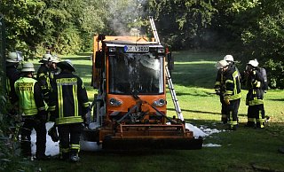 Während Mäharbeiten ist dieser Rasenmäher in Verl in Flammen aufgegangen. Der Einsatz der Feuerwehr dauerte rund eine Stunde. - Andreas Eickhoff Während Mäharbeiten ist dieser Rasenmäher in Verl in Flammen aufgegangen. Der Einsatz der Feuerwehr dauerte rund eine Stunde. - Andreas Eickhoff