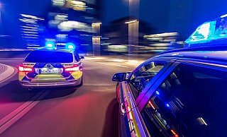 Streifenwagen eilen zum Einsatzort. - Symbolfoto: Polizei Streifenwagen eilen zum Einsatzort. - Symbolfoto: Polizei