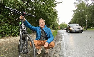 Seit rund 20 Jahren kämpft Bernhard Weil für einen guten und sicheren Radweg, der Bünde und Herford über Hiddenhausen verbindet. - Alexander Jenniches Seit rund 20 Jahren kämpft Bernhard Weil für einen guten und sicheren Radweg, der Bünde und Herford über Hiddenhausen verbindet. - Alexander Jenniches