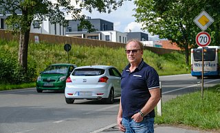 Herr Schabbehard steht an der Jöllenbecker Straße. - Foto: Andreas Zobe/NW Herr Schabbehard steht an der Jöllenbecker Straße. - Foto: Andreas Zobe/NW