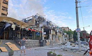 Ein Mann blickt in Kramatorsk auf eine Ladenzeile, die durch einen russischen Angriff zerstört wurde. - Donetsk regional administration/AP/dpa Ein Mann blickt in Kramatorsk auf eine Ladenzeile, die durch einen russischen Angriff zerstört wurde. - Donetsk regional administration/AP/dpa