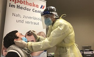 Apothekerin Kirsten Peters (r.) testet in voller Schutzkleidung Nicole Möhring. Nach knapp 20 Minuten stellt sich heraus: Das Testergebnis ist negativ. - Anna Klinge Apothekerin Kirsten Peters (r.) testet in voller Schutzkleidung Nicole Möhring. Nach knapp 20 Minuten stellt sich heraus: Das Testergebnis ist negativ. - Anna Klinge