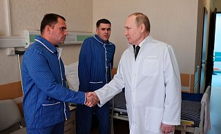 Russlands Präsident Wladimir Putin (r.) während eines Besuchs von verletzten Gefreiten im zentralen Militärkrankenhaus in Moskau. - Mikhail Metzel/Sputnik Kremlin/AP/dpa Russlands Präsident Wladimir Putin (r.) während eines Besuchs von verletzten Gefreiten im zentralen Militärkrankenhaus in Moskau. - Mikhail Metzel/Sputnik Kremlin/AP/dpa
