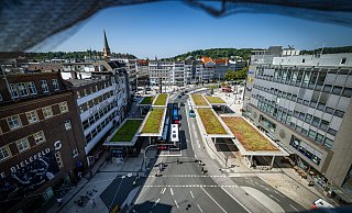 Außer den begrünten Dächern ist der Jahnplatz in Bielefeld eine Betonwüste. Auf die Dächer kann von unten niemand blicken. - Sarah Jonek Außer den begrünten Dächern ist der Jahnplatz in Bielefeld eine Betonwüste. Auf die Dächer kann von unten niemand blicken. - Sarah Jonek
