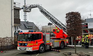 Über eine Drehleiter muss ein Patient aus seiner Wohnung geholt werden. - Ralph Meyer Über eine Drehleiter muss ein Patient aus seiner Wohnung geholt werden. - Ralph Meyer