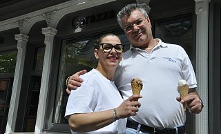 Rheda-Wiedenbrück: Das Eiscafé Corazza am Neuen Wall in Rheda schließt nach 38 Jahren: Massimo und MichaelaCorazza hören schweren Herzens auf. Die beiden Kinder wollen den Betrieb nicht weiterführen. - Rainer Stephan Rheda-Wiedenbrück: Das Eiscafé Corazza am Neuen Wall in Rheda schließt nach 38 Jahren: Massimo und MichaelaCorazza hören schweren Herzens auf. Die beiden Kinder wollen den Betrieb nicht weiterführen. - Rainer Stephan