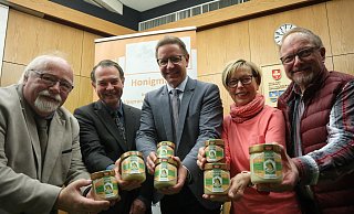 Mit Honiggläsern werben für den Honigtag (v. l.) Norbert Pusch, Thomas Klüner, UIlrich Berger, Karin Bussemas und Martin Lenzmeier. - Jens Reddeker Mit Honiggläsern werben für den Honigtag (v. l.) Norbert Pusch, Thomas Klüner, UIlrich Berger, Karin Bussemas und Martin Lenzmeier. - Jens Reddeker