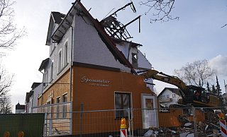 Das letzte Kapitel: Seit dem Wochenende wird das "Speiseatelier" - ehemals Hotel "Zur Post" - abgerissen. - Klaus Karenfeld Das letzte Kapitel: Seit dem Wochenende wird das "Speiseatelier" - ehemals Hotel "Zur Post" - abgerissen. - Klaus Karenfeld