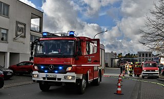 Rund 40 Einsatzkräfte der Feuerwehr Hövelhof waren beim Brand einer Filteranlage bei der LST Laser-Schneidtechnik GmbH im Einsatz - Raphael Athens Rund 40 Einsatzkräfte der Feuerwehr Hövelhof waren beim Brand einer Filteranlage bei der LST Laser-Schneidtechnik GmbH im Einsatz - Raphael Athens