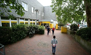 Anstehen ist hier bald nicht mehr nötig: Auch das Kundencenter der Post wechselt womöglich die Straßenseite. - Matthias Gans Anstehen ist hier bald nicht mehr nötig: Auch das Kundencenter der Post wechselt womöglich die Straßenseite. - Matthias Gans
