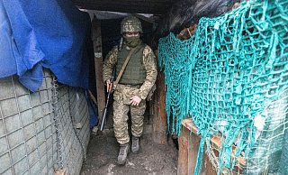 Ein ukrainischer Soldat in einem Schützengraben: Das Land braucht unter anderem «dringend 100.000 Helme und Schutzwesten» für die Freiwilligen. - Foto: Andriy Dubchak/AP/dpa Ein ukrainischer Soldat in einem Schützengraben: Das Land braucht unter anderem «dringend 100.000 Helme und Schutzwesten» für die Freiwilligen. - Foto: Andriy Dubchak/AP/dpa