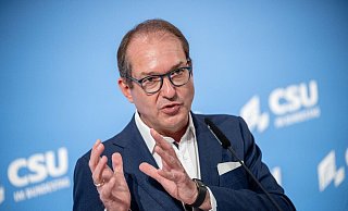 Sobald der «hingetrickste Nachtragshaushalt» im Gesetzblatt stehe, werde die Unionsfraktion Klage einreichen, sagt Alexander Dobrindt. - Foto: Michael Kappeler/dpa Sobald der «hingetrickste Nachtragshaushalt» im Gesetzblatt stehe, werde die Unionsfraktion Klage einreichen, sagt Alexander Dobrindt. - Foto: Michael Kappeler/dpa