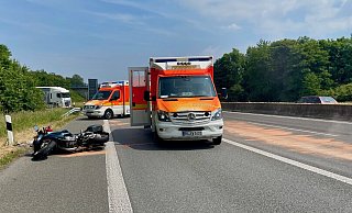 Das Motorrad des schwer verletzten Mannes liegt am Seitenstreifen der B1. - Feuerwehr Paderborn Das Motorrad des schwer verletzten Mannes liegt am Seitenstreifen der B1. - Feuerwehr Paderborn