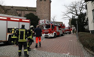Drei Feuerwehrfahrzeuge inklusive Drehleiter parkten am Gebäude Am Markt. - Simone Flörke Drei Feuerwehrfahrzeuge inklusive Drehleiter parkten am Gebäude Am Markt. - Simone Flörke