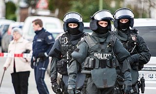 Spezialeinsatzkräfte fassten den Mann - jetzt muss er sich wegen schwerer Straftaten vor Gericht verantworten. - Symbolfoto: Christian Mathiesen (Archiv) Spezialeinsatzkräfte fassten den Mann - jetzt muss er sich wegen schwerer Straftaten vor Gericht verantworten. - Symbolfoto: Christian Mathiesen (Archiv)