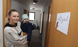 Jennifer Schulz (37) und die sechs Kinder im Alter von 10 Monaten bis 12 Jahren konnten bei dem Brand in Schloßt Holte-Stukenbrock nach draußen retten. - Sigurd Gringel Jennifer Schulz (37) und die sechs Kinder im Alter von 10 Monaten bis 12 Jahren konnten bei dem Brand in Schloßt Holte-Stukenbrock nach draußen retten. - Sigurd Gringel