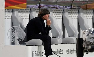 Beharrlich: Joachim Löw sitzt weiter fest im Sattel. Auch wenn das vielen Fans nicht passt. - AFP Beharrlich: Joachim Löw sitzt weiter fest im Sattel. Auch wenn das vielen Fans nicht passt. - AFP