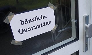 Ein deutlicher Hinweis auf die gegenwärtige Situation. (Symbolbild) - imago images/Steinach Ein deutlicher Hinweis auf die gegenwärtige Situation. (Symbolbild) - imago images/Steinach