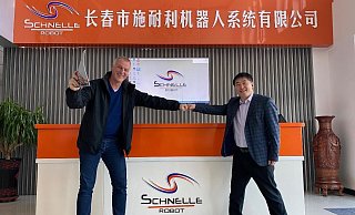 Jun Ma lehrt an der Tonji Universität Shanghai und gilt als Experte für die Automobilindustrie. Er begrüßt seinen deutschen Gesprächspartner mit Handschlag. - privat Jun Ma lehrt an der Tonji Universität Shanghai und gilt als Experte für die Automobilindustrie. Er begrüßt seinen deutschen Gesprächspartner mit Handschlag. - privat