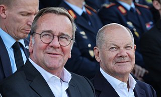 Boris Pistorius (SPD, l.), macht Wahlkampf für seine Partei. Auch Bundeskanzler Olaf Scholz war schon in OWL. - picture alliance/dpa Boris Pistorius (SPD, l.), macht Wahlkampf für seine Partei. Auch Bundeskanzler Olaf Scholz war schon in OWL. - picture alliance/dpa