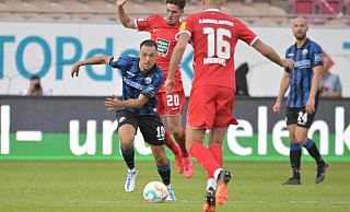 SCP-Spieler Julian Justvan, der es in dieser Szene mit den FCK-Akteuren Dominik Schad (Nr. 20) und Julian Niehues (Nr. 16) zu tun bekommt, stellte auf dem Betzenberg einmal mehr seine Vielseitigkeit unter Beweis. - Imago Images SCP-Spieler Julian Justvan, der es in dieser Szene mit den FCK-Akteuren Dominik Schad (Nr. 20) und Julian Niehues (Nr. 16) zu tun bekommt, stellte auf dem Betzenberg einmal mehr seine Vielseitigkeit unter Beweis. - Imago Images