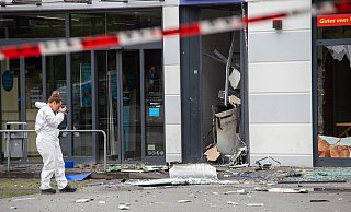 Eine Expertin der Bielefelder Spurensicherung fotografiert den zerstörten Geldautomaten. - Niklas Tüns Eine Expertin der Bielefelder Spurensicherung fotografiert den zerstörten Geldautomaten. - Niklas Tüns