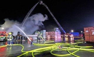 Die Feuerwehr Bad Oeynhausen hatte bei dem Einsatz alle Hände voll zu tun. - Feuerwehr Bad Oeynhausen Die Feuerwehr Bad Oeynhausen hatte bei dem Einsatz alle Hände voll zu tun. - Feuerwehr Bad Oeynhausen